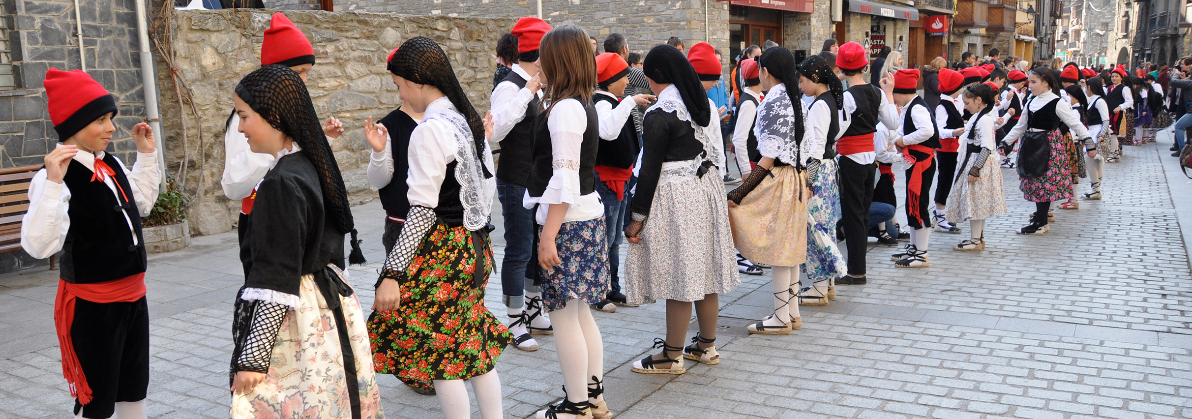 Les danses vives arriben a Esterri d'Àneu a manera de preludi del Dansàneu 2019 - DANSÀNEU - FESTIVAL DE CULTURES DEL PIRINEU